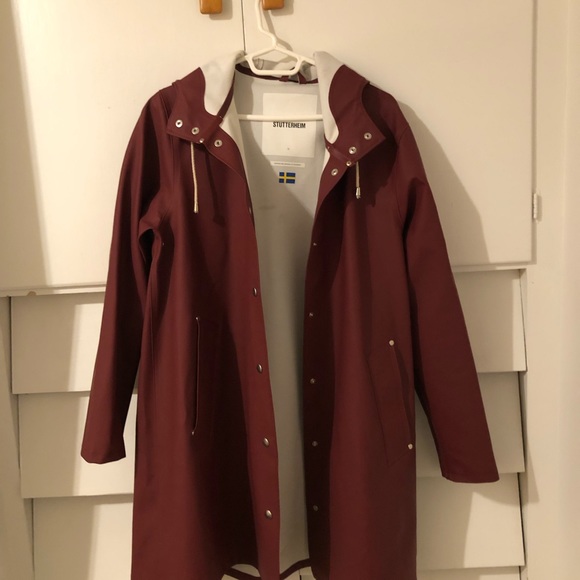 Stutterheim Moseback Raincoat Burgundy - Picture 3 of 5